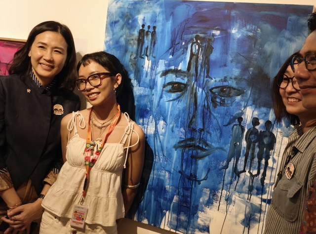poto pembukaan Kidsbiennale Indonesia Ibu Wamen Veronica Tan , Ibu Wamen Irene Umar dan Arsitek Cozmas Gozali berfoto denga Sade salah satu pameris. (Poto dokumentasi pribadi M Lidinia Husni)