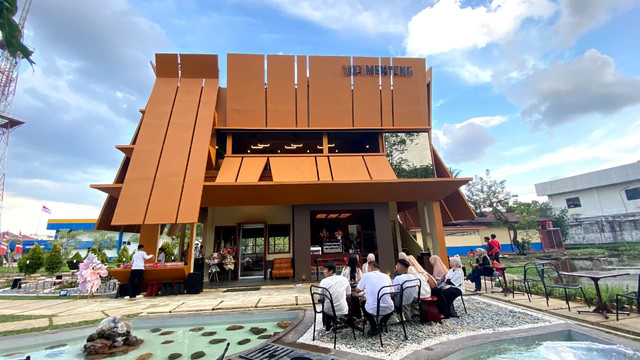 Coffee shop Kopi Menteng hadir di Pontianak dengan desain arsitektur yang unik. Lokasinya berada di kawasan Kantor Stasiun TVRI Kalimantan Barat. Foto: Alycia Tracy Nabila/Hi!Pontianak