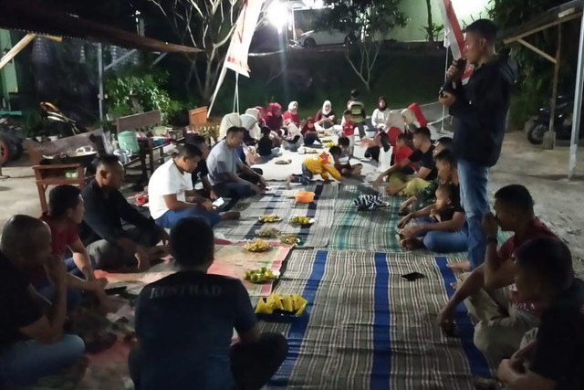 Komandan Yonif 411/Pandawa/Kostrad Letkol Inf Ilham Datu Ramang mengajak para prajurit bersama warga merenungkan kosa kata Merdeka. 