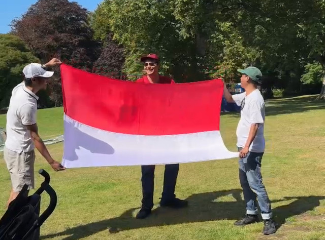 Mahasiswa Indonesia kibakan Merah Putih di Baxter Park, Kota Dundee, Skotlandia. Foto: Dok. Istimewa