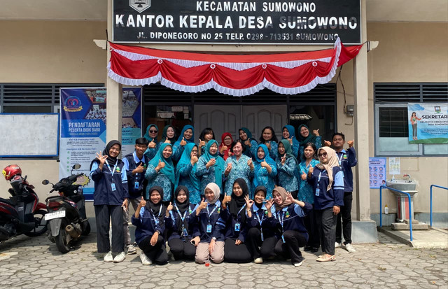 Foto bersama para anggota PKK Desa Sumowono dalam kegiatan pelatihan pembuatan lilin aromaterapi dari minyak jelantah (Sumber : Pribadi)