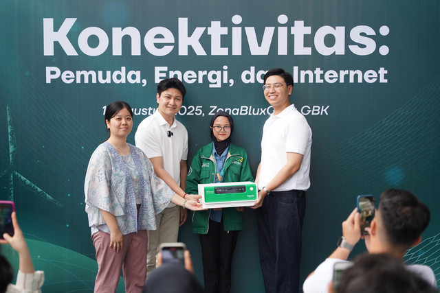 Desa Bumi memberikan donasi "Energi untuk Generasi Muda" berupa inverter schneider kepada 20 kampus dan layanan internet di desa. Foto: Daya Bumi Group