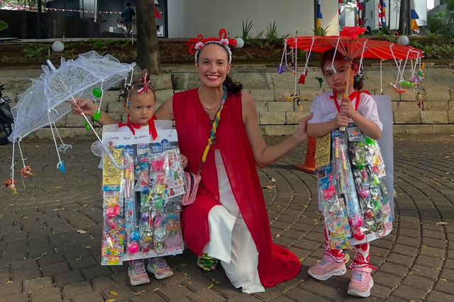 Anak Nadine Chandrawinata cosplay panjat pinang. Foto: Instagram/@nadinelist