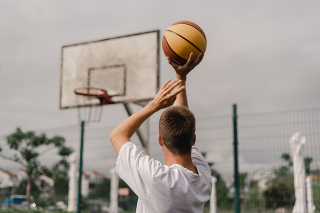Ilustrasi untuk tuliskan secara singkat tentang induk organisasi bola basket di Indonesia! Sumber: pexels.com/Rpman Odintsov