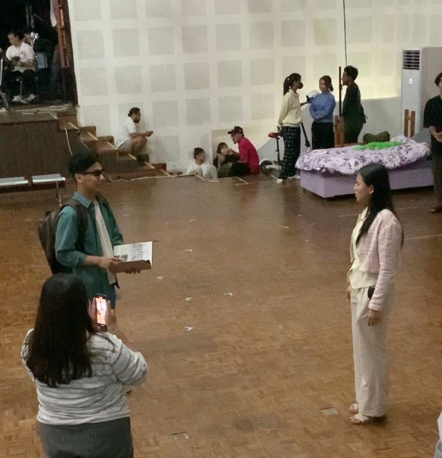 Latihan teater drama musikal Pengin Hijrah di gedung Teater Luwes IKJ, Jakarta Pusat, Senin (18/8/2025). Foto: Vincentius Mario/kumparan
