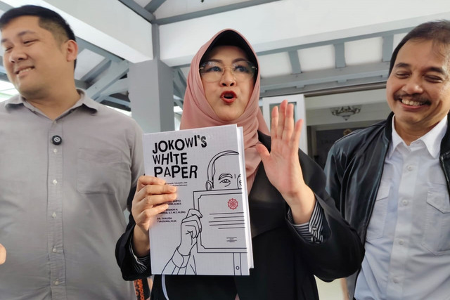 Roy Suryo dan Dokter Tifa tunjukkan buku Jokowi's White Paper karyanya di depan University Club Hotel UGM, Senin (18/8/2025). Foto: Arfiansyah Panji Purnandaru/kumparan