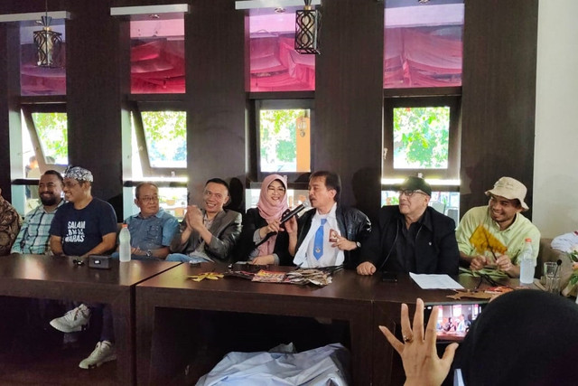 Suasana soft launching buku Jokowi's White Paper di Coffee Shop University Club Hotel UGM, saat mati lampu, Senin (18/8/2025). Foto: Arfiansyah Panji Purnandaru/kumparan