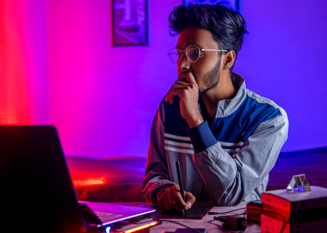 Ilustrasi Cara Menyalakan Komputer   Sumber Unsplash/Abhishek Rai