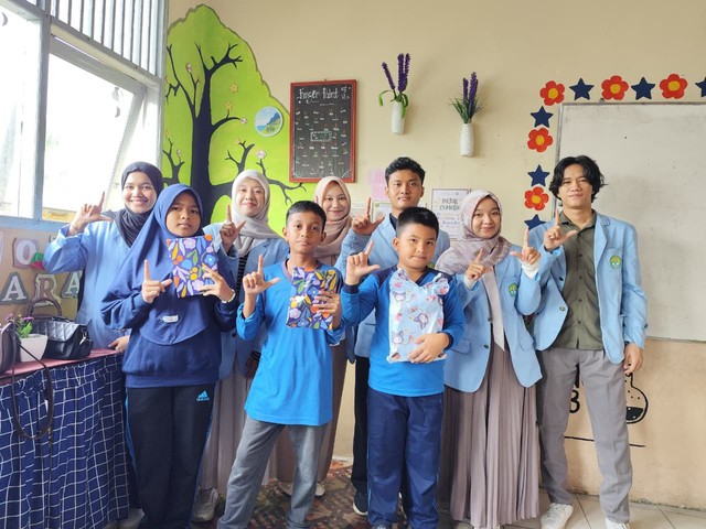 Gambar Juara Rangking 1: “Siswa kelas 6 SDN 116 juara Lomba Rangking 1 Pojok Baca CEMARA KKN MBKM UNRI.