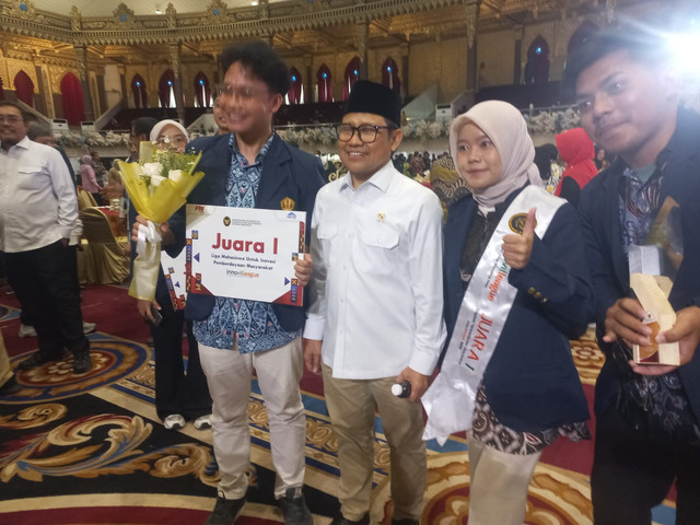 Menteri Koordinator Bidang Pemberdayaan Masyarakat, Muhaimin Iskandar saat berswafoto bersama juara kompetisi ide inovatif mahasiswa tingkat nasional Innovilleague 2025. Foto : Istimewa