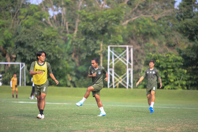 Muhammad Fatchu Rohman melakukan latihan bersama pemain Sumsel United. Foto : Media Officer Sumsel United