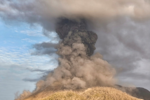 Kolom abu yang keluar dari kawah saat erupsi Gunung Lewotobi Laki-laki di Desa Pululera, Wulanggitang, Kabupaten Flores Timur, NTT, Senin (18/8/2025). Foto: Gregorio J Gilbert/ANTARA FOTO
