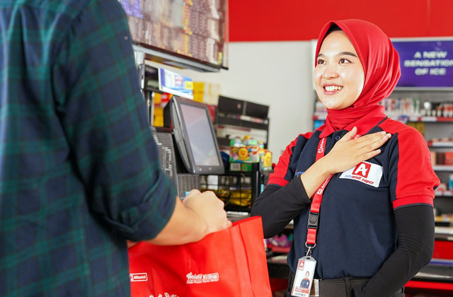 Ilustrasi pegawai Alfamidi melayan konsumen. (foto: istimewa)