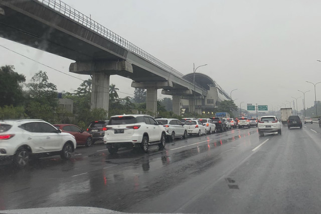 Kendaraan mengular imbas kemacetan yang terjadi di exit tol Cibubur, Selasa (19/8/2025). Foto: Mirsan Simamora/kumparan