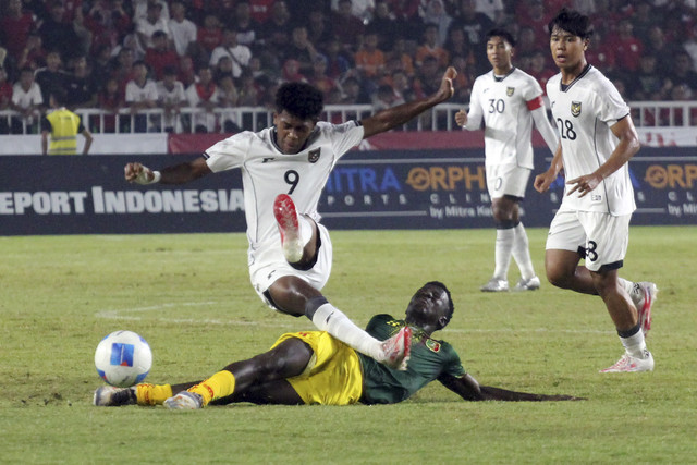 Pesepak bola Timnas Indonesia U-17 Fadly Alberto Hengga (kiri) berusaha melewati pesepak bola Mali Issa Kone (kedua kiri) pada pertandingan Piala Kemerdekaan 2025 di Stadion Utama Sumatera Utara, Kabupaten Deli Serdang, Senin (18/8/2025). Foto: Yudi Manar/ANTARA FOTO 
