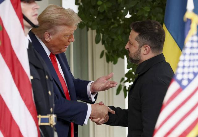 Presiden AS Donald Trump berjabat tangan dengan Presiden Ukraina Volodymyr Zelenskiy di Gedung Putih, di tengah negosiasi untuk mengakhiri perang Rusia di Ukraina, di Washington, Selasa (19/8/2025). Foto: Kevin Lamarque/REUTERS