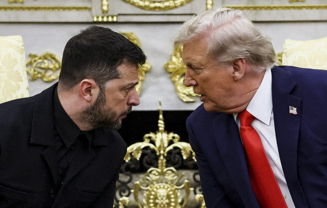 Presiden AS Donald Trump dan Presiden Ukraina Volodymyr Zelenskiy bertemu di Ruang Oval Gedung Putih, di tengah negosiasi untuk mengakhiri perang Rusia di Ukraina, di Washington, Selasa (19/8/2025). Foto: Kevin Lamarque/REUTERS