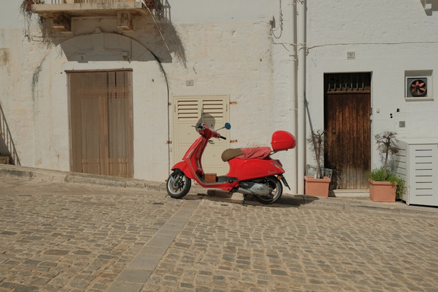 Ilustrasi bengkel vespa matic di Jakarta. Foto: Unsplash/ alex