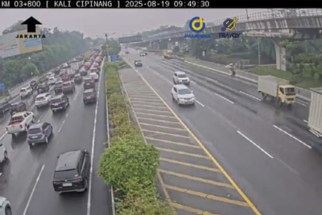Antrean kendaraan di KM 3 mengular dari KM 7-KM 3 di GT TMII, Tol Jagorawi arah Jakarta, Selasa (19/8/2025). Foto: Dok. CCTV Travoy Jasa Marga