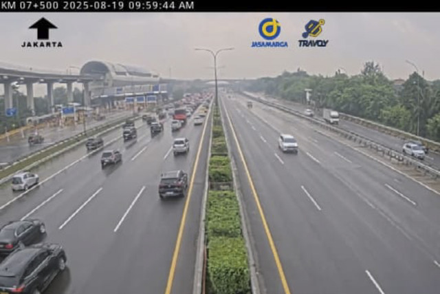Antrean kendaraan di KM 7 mengular dari KM 7-KM 3 di GT TMII, Tol Jagorawi arah Jakarta, Selasa (19/8/2025). Foto: Dok. CCTV Travoy Jasa Marga