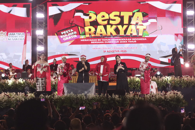 Grup Musik NDX AKA tampil di gelaran Pesta Rakyat HUT ke-80 Kemerdekaan RI yang digelar di depan Gedung Negara Grahadi, Surabaya, Senin (18/8/2025). Foto: Dok. Pemprov Jatim