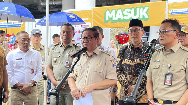 Gubernur DKI Jakarta Pramono Anung saat membuka Job Festival Jakarta Timur Gelombang III di Jakarta International Velodrome, Pulogadung, Jakarta Timur, Selasa (19/8/2025). Foto: Nasywa Athifah/kumparan