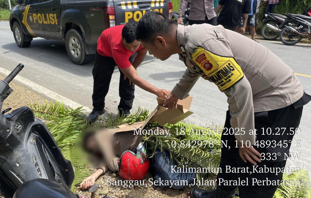 Petugas saat memeriksa korban di TKP. Foto: Dok. Polres Sanggau