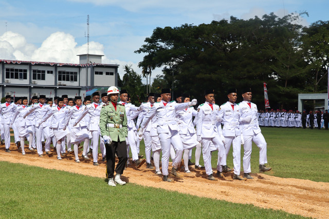 Paskibra Papua Barat Daya saat Upacara Bendera HUT ke-80 RI di Kodaeral XIV Sorong, Minggu (17/8/2025). Foto: Dispen Kodaeral XIV Sorong