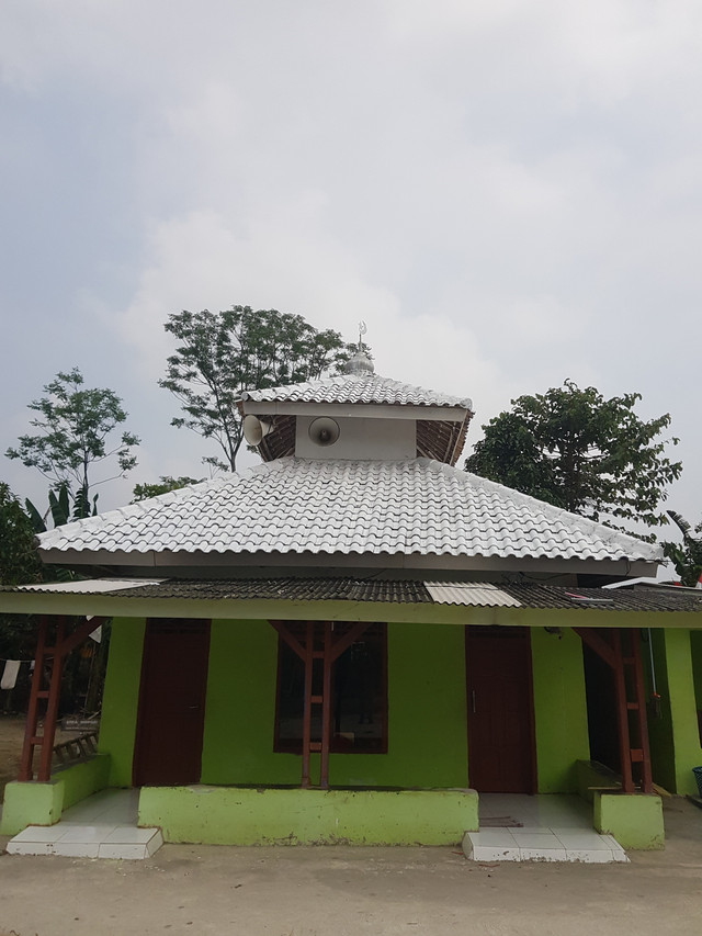 Musholla RT. 05 Dusun Harapan Mulya setelah dilakukan pengecatan atap pada Selasa, 29 Juli 2025. Foto: Ghaza Fawwaz