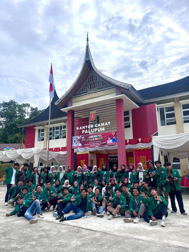Mahasiswa KKN Reguler dan Literasi Universitas Andalas mengikuti Upacara Bendera di halaman Kantor Camat Palupuh, Kabupaten Agam. (Foto: Vitra Yulia)