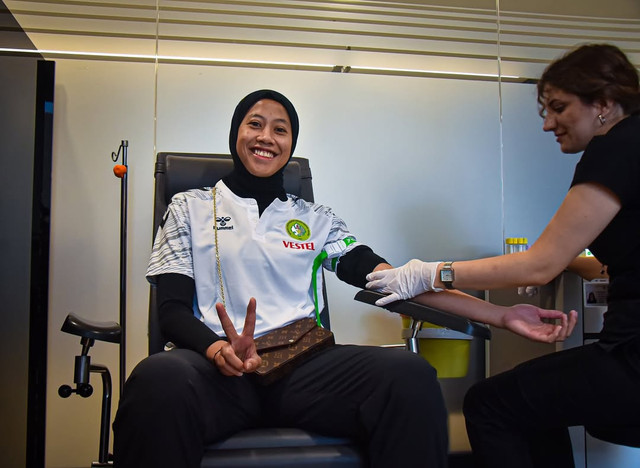 Megawati Hangestri Pertiwi bersama tim voli Turki, Manisa BBSK. Foto: Instagram @manisabbsk_voleybol