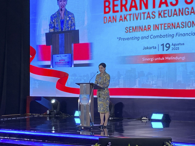 Kepala Eksekutif Pengawas Perilaku Pelaku Usaha Jasa Keuangan, Edukasi, dan Pelindungan Konsumen OJK, Friderica Widyasari Dewi, dalam acara Indonesia Digital Bank Summit 2025 & Launching Kampanye Nasional Waspada Penipuan dan Keuangan Ilegal (19/8). Foto: Muhammad Fhandra Hardiyon/kumparan