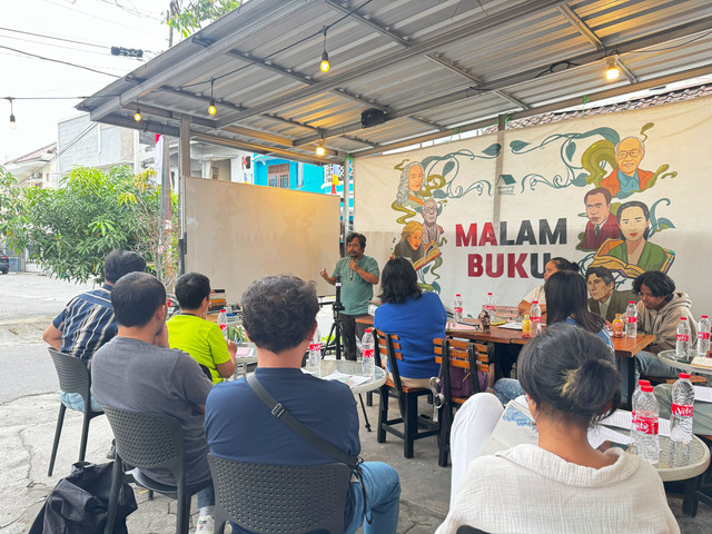 Suasana hari pertama Kelas Menulis Novel Narasi bersama novelis Mahfud Ikhwan di Toko Buku Warung Sastra, Blunyahrejo, Karangwaru, Kec. Tegalrejo, Kota Yogyakarta, Jumat (15/8). Foto: Pandangan Jogja/Nuha K