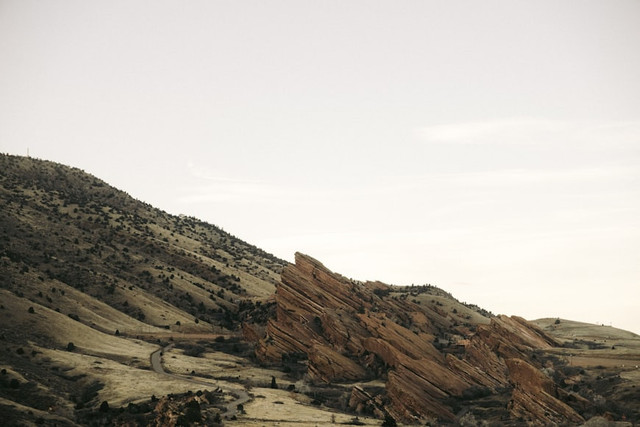 Ilustrasi Tanjakan Cinta, Foto:Unsplash/Colin + Meg