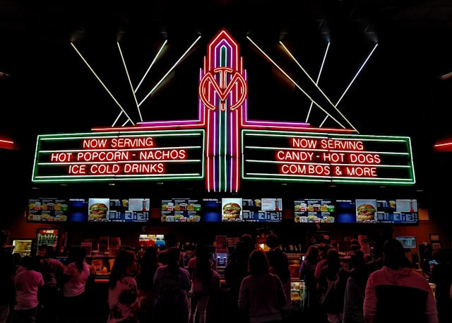 Bioskop IMAX di Tangerang. Foto hanya ilustrasi, bukan tempat sebenarnya. Sumber: Unsplash/Simon Ray