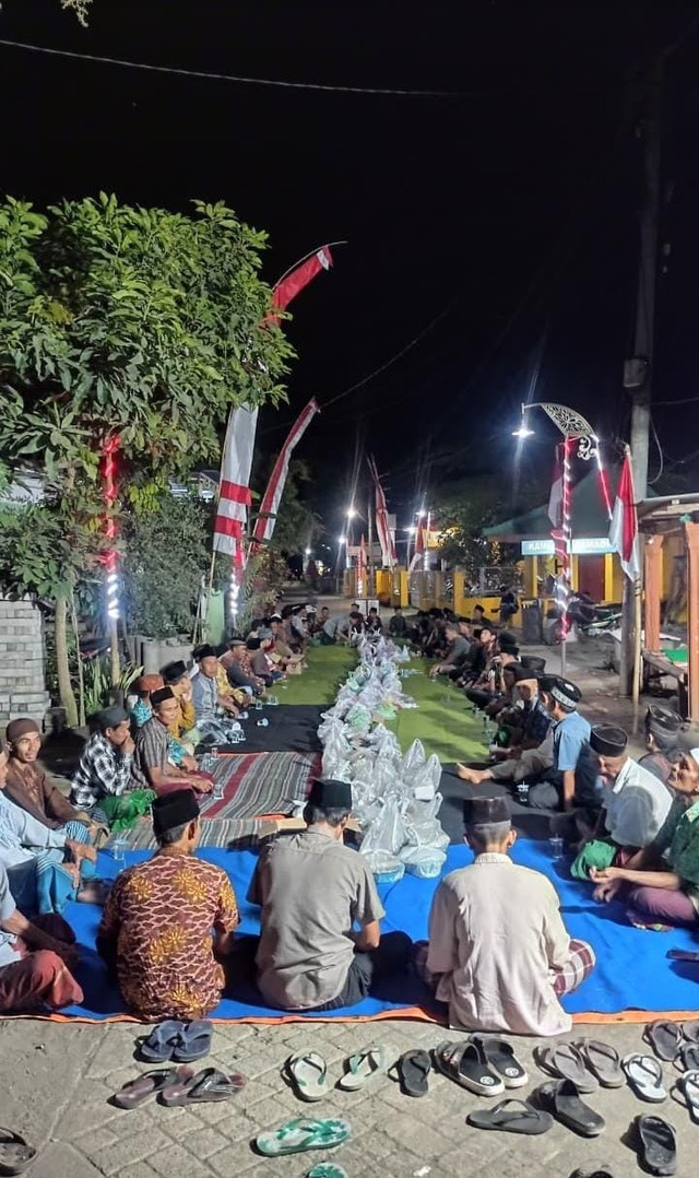 Tradisi Tirakatan di Desa Andongsari Kecamatan Ambulu Kabupaten Jember. Sumber: Pribadi