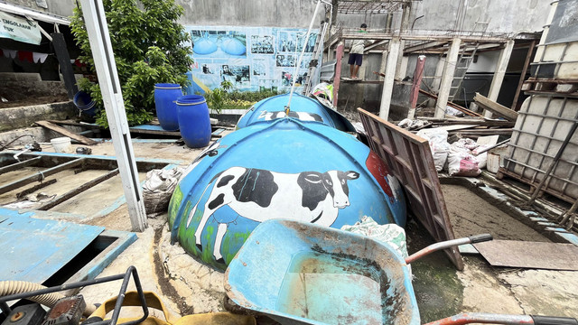 Tungku biodigester yang digunakan untuk mengolah kotoran sapi menjadi biogas di Cikoko Bio Farm Education Al Amin, Pancoran, Jakarta Selatan, Selasa (19/8/2025). Foto: Nasywa Athifah/kumparan