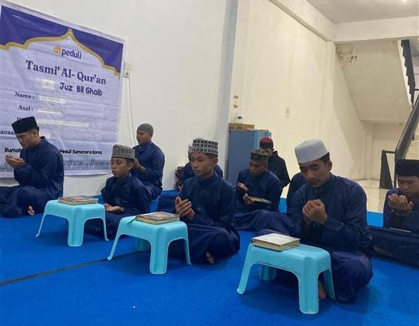 Santri Rumah Tahfidz Quran Bukit Tinggi ikuti Parade Tasmi' (Sumber : DT Peduli)