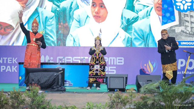 Pemaparan materi mengenai layanan kemahasiswaan oleh (dari kiri) Drs. Suyatmin Waskito Adi, M.Si., Siti Azizah Susilawati, S.Si., M.P., dan Muhammad Al Fatih Hendrawan, S.T., M.T. Humas UMS/Imam Safii (Sumber: Humas UMS)