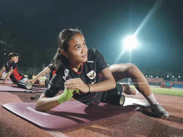 Pemain Timnas Wanita Indonesia U-16 berlatih di Lapangan Kampus Universitas Sebelas Maret (UNS), Senin (18/8) jelang gelaran Piala AFF Wanita U-16. Foto: PSSI
