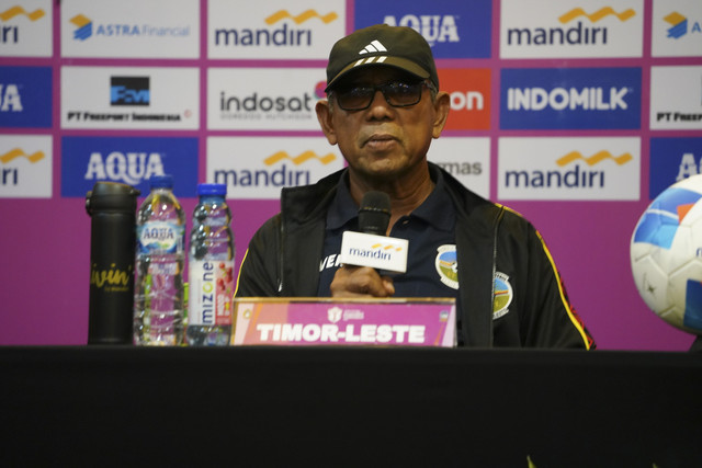Pelatih Timnas Wanita Timor Leste U-16 Emral bin Bustaman saat konferensi pers jelang Piala AFF Wanita U-16 di Solo Paragon, Solo, Jawa Tengah, Selasa (19/8/2025). Foto: Dok. PSSI