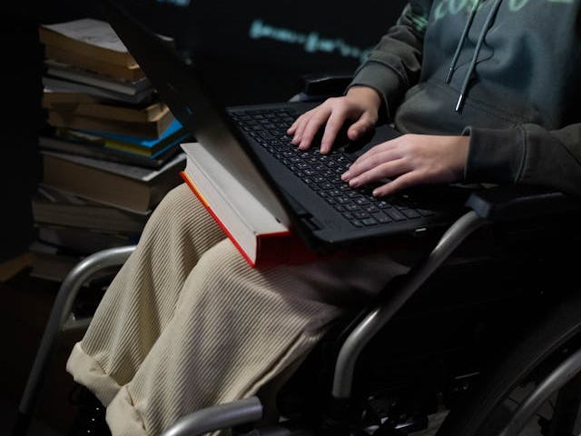 Ilustrasi Universitas Brawijaya memiliki fasilitas yang mendukung pemenuhan hak penyandang disabilitas di kampus fasilitas tersebut disebut. Sumber: pexels.com/cottonbro.