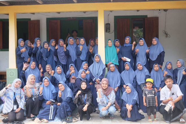 Foto Bersama PKK Dusun Karang Kepoh, Desa Pager
