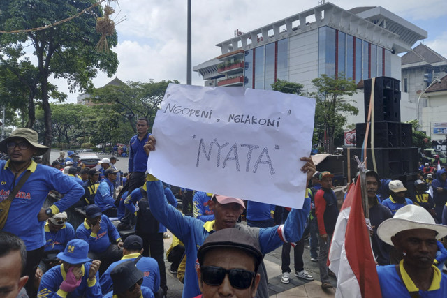 Ratusan petugas irigasi sungai yang tergabung dalam Forum Komunikasi Petugas Pintu Air (FKPPA) menggeruduk kantor Gubernur Jawa Tengah. Foto: Dok. Istimewa