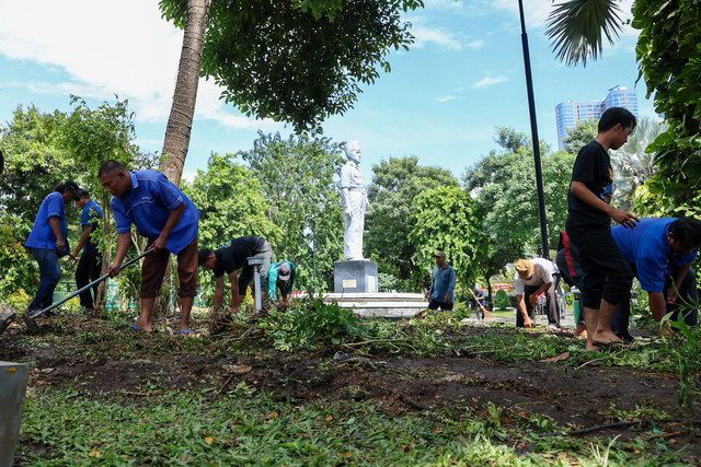 Perbaikan taman Apsari yang rusak akibat usai gelaran pesta rakyat di Grahadi. Foto: Diskominfo Surabaya 