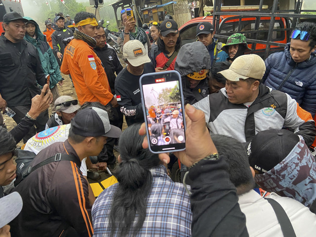 Petugas gabungan saat mengevakuasi Chamdan Salman Alfarizi (22 tahun) warga Desa Grinting, Kecamatan Tulangan, Kabupaten Sidoarjo, yang sempat dilaporkan hilang di Gunung Buthak, Jawa Timur. Foto: BPBD Kota Batu