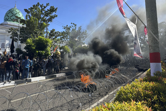 Demo warga Bone Tolak Kenaikan PBB-P2 berujung ricuh. Foto: Dok. kumparan