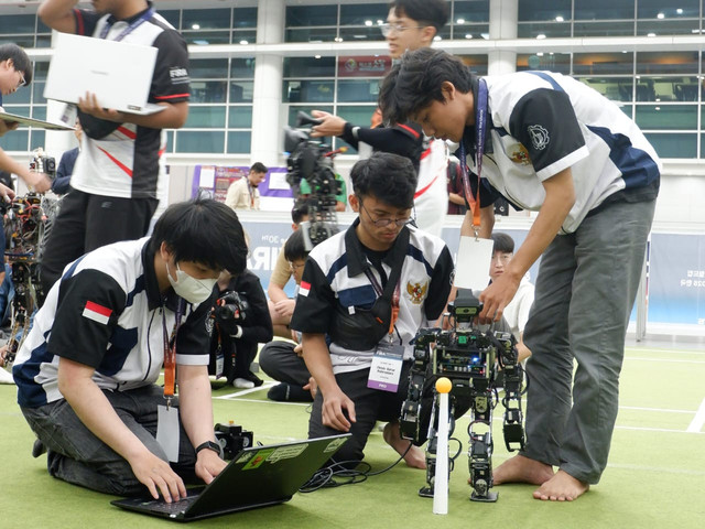 Tim Ichiro ITS sedang mempersiapkan robotnya sebelum bertanding. Foto: Humas ITS