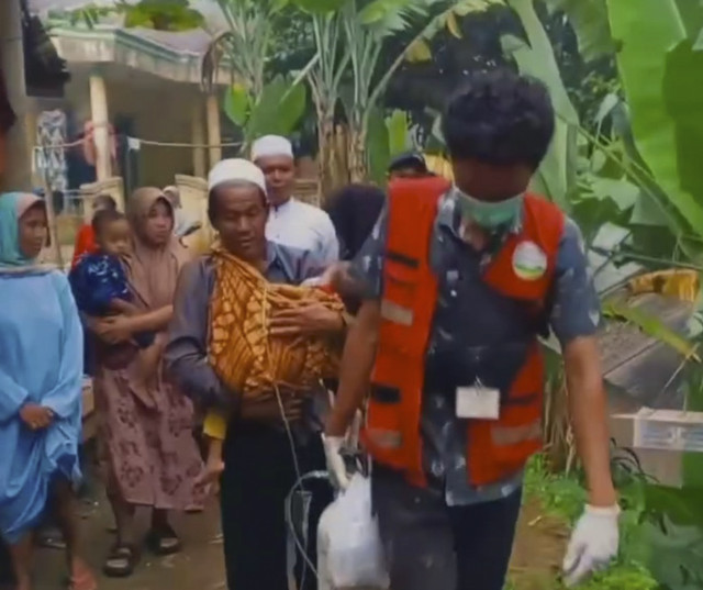 Tim Rumah Teduh Sahabat Iin membawa jenazah Raya. Foto: Instagram/ @rumah_teduh_sahabat_iin