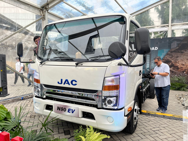 JAC Urbanmover N90 EV. Foto: Syahrul Ghiffari/kumparan